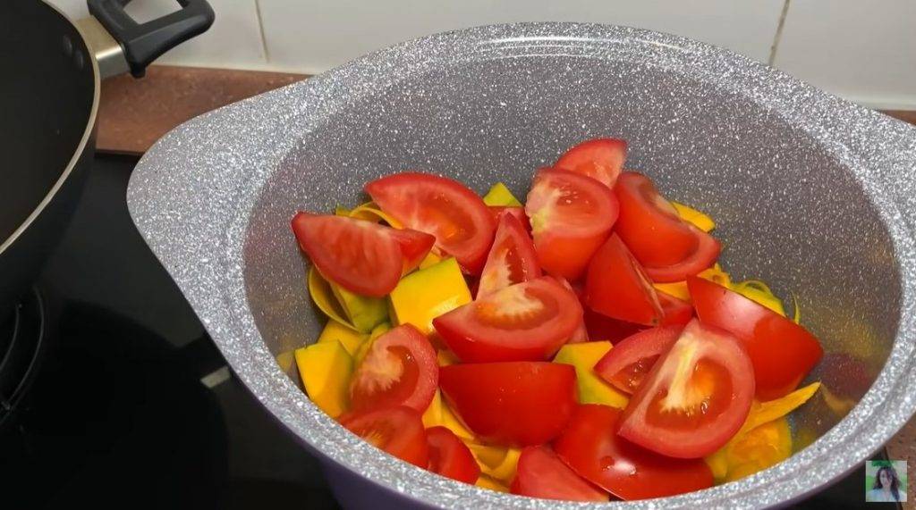 蕃茄南瓜魚湯食譜 蕃茄、南瓜洗淨，切件，放入煲中備用。
