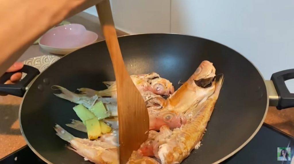 蕃茄南瓜魚湯食譜 將紅衫魚煎至兩面金黃色。