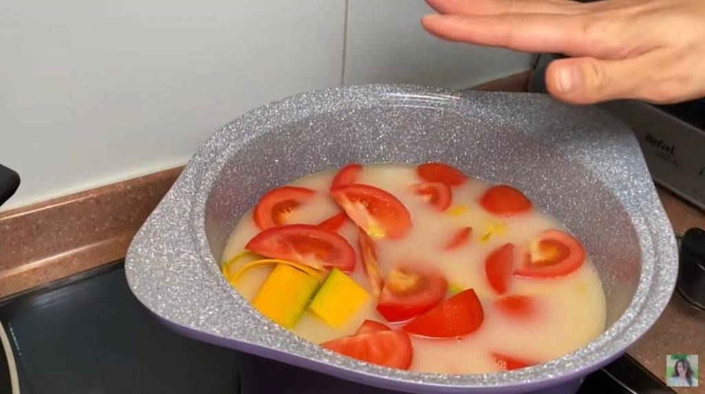 蕃茄南瓜魚湯食譜 將湯倒入蕃茄、南瓜的煲內，加入魚袋。