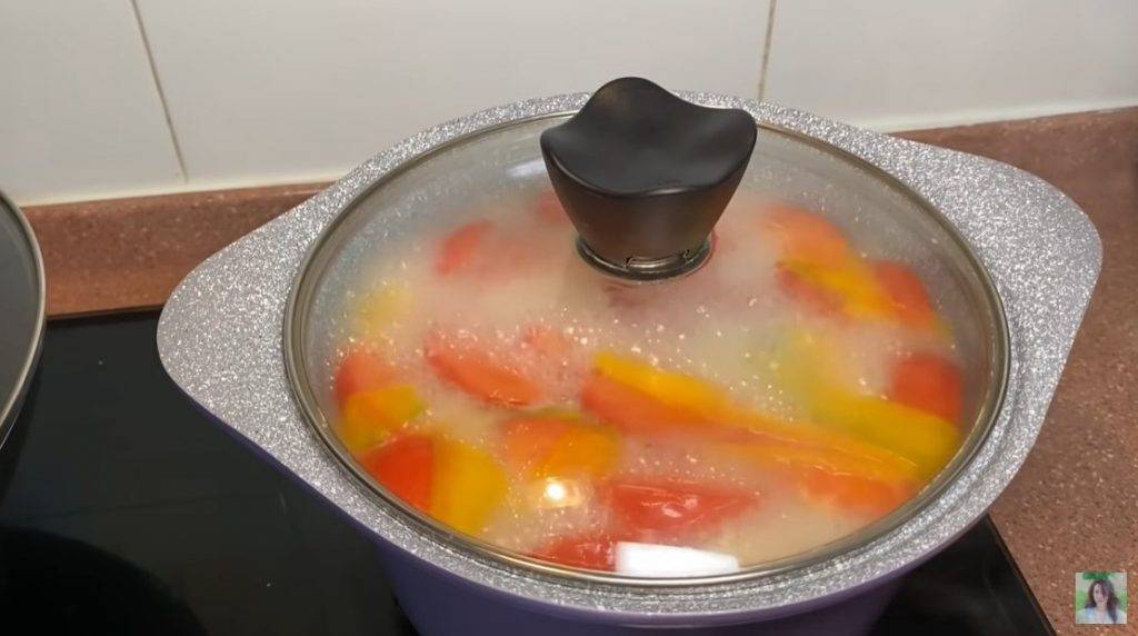 蕃茄南瓜魚湯食譜 開火滾起後，轉小火煲1小時。