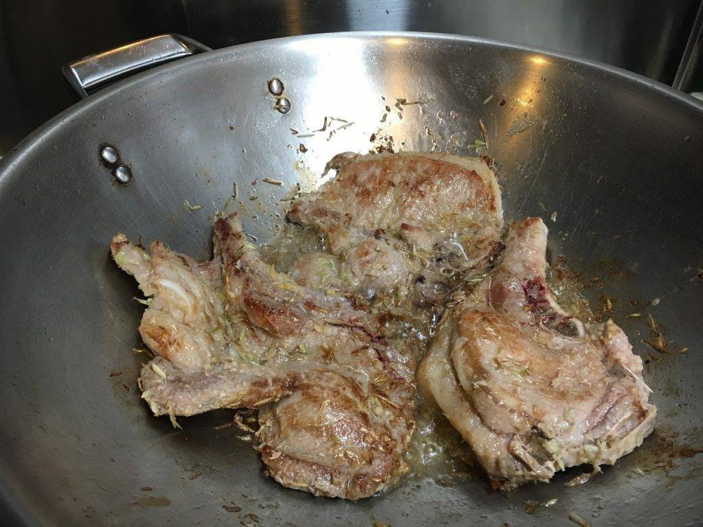 白咖喱香茅豬扒飯食譜 下油，油滾起煙，放豬扒於滾油內，前後兩面均炸至金黃色，約8-12分鐘。
