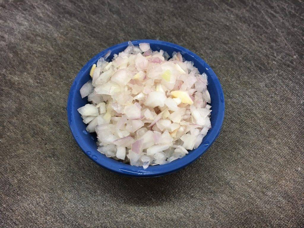 白咖喱香茅豬扒飯食譜 紅蔥頭洗淨去皮，切碎待用。
