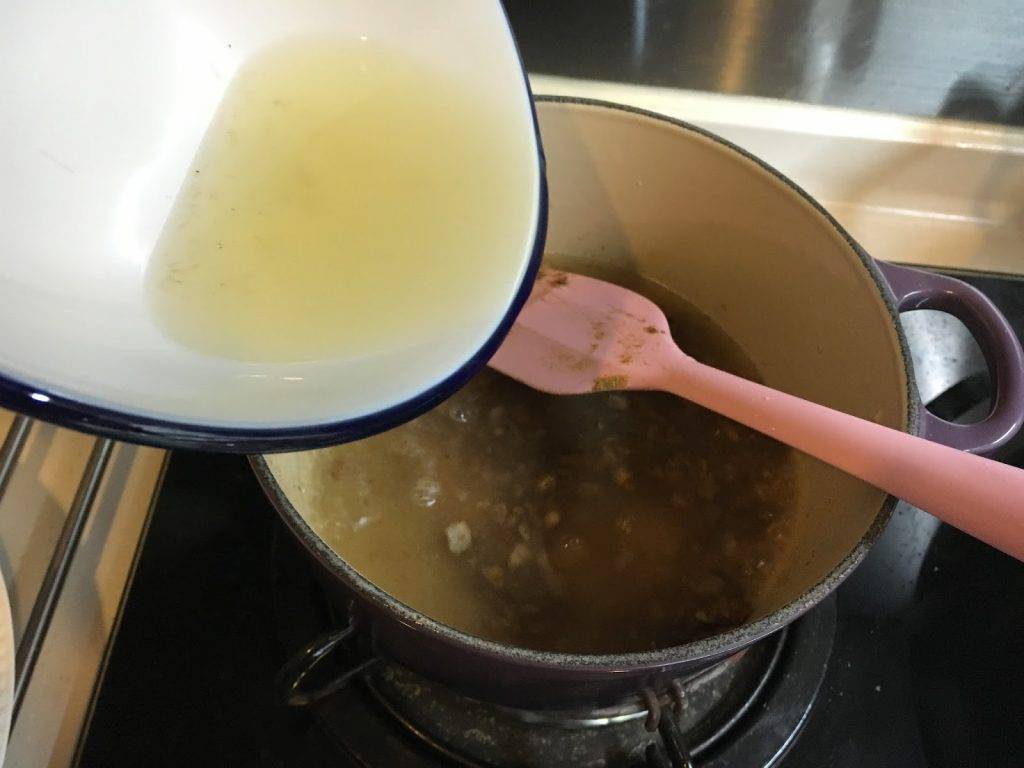 白咖喱香茅豬扒飯食譜 倒入剛才做好的湯底，拌勻，轉中火。