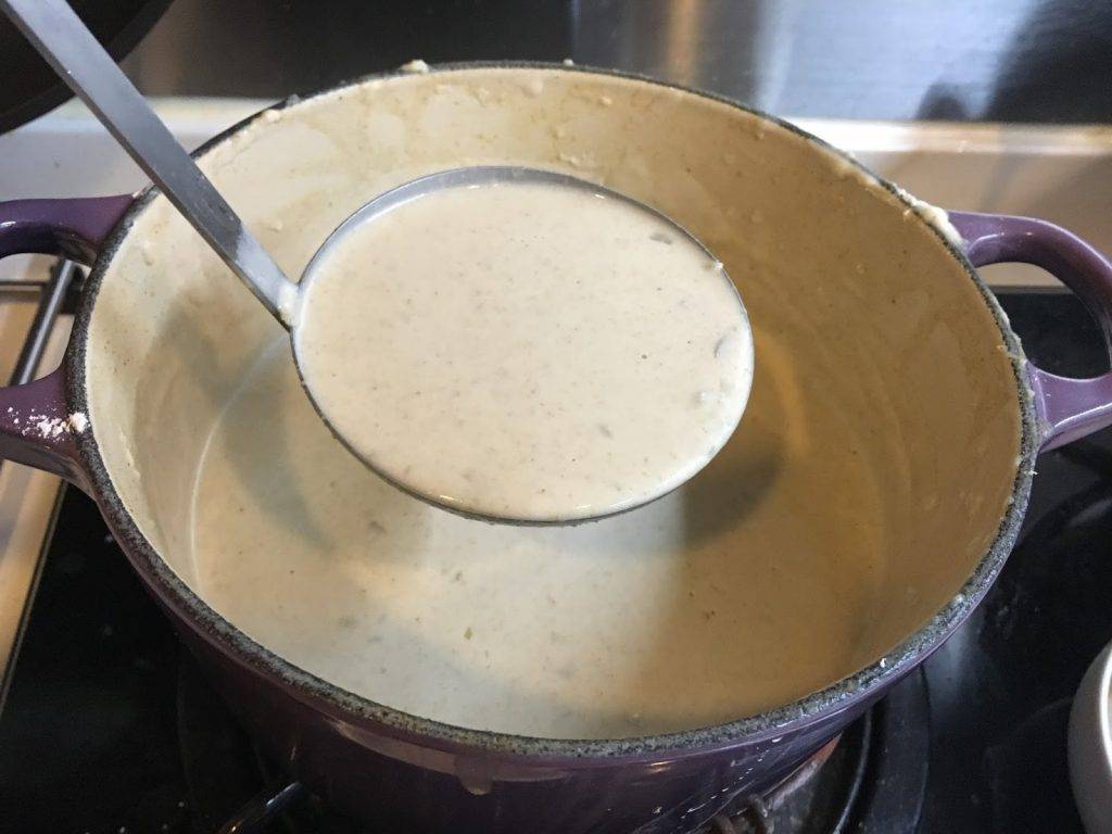 白咖喱香茅豬扒飯食譜 最後逐少加入麵粉，讓醬汁變濃稠。