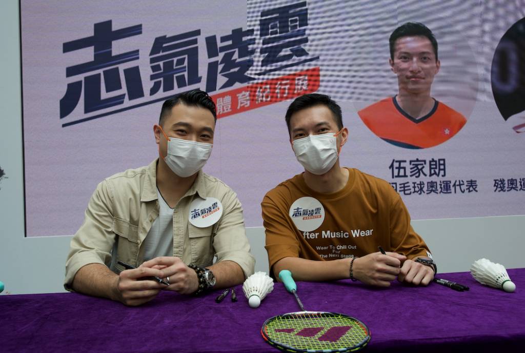 陳浩源 出席「擊拍」打氣會 為現場市民在羽毛球上簽名