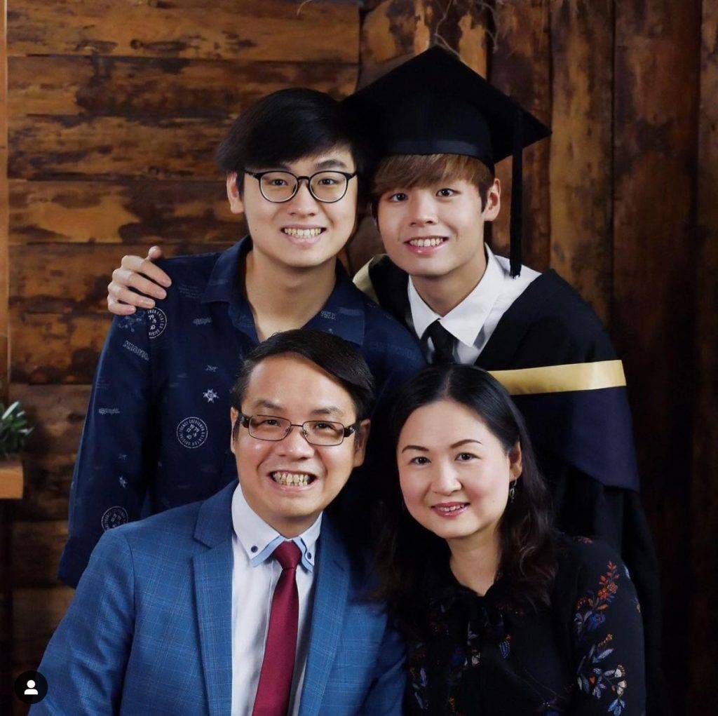 冼靖峰 在社交平台分享和父母、弟弟合影的畢業照