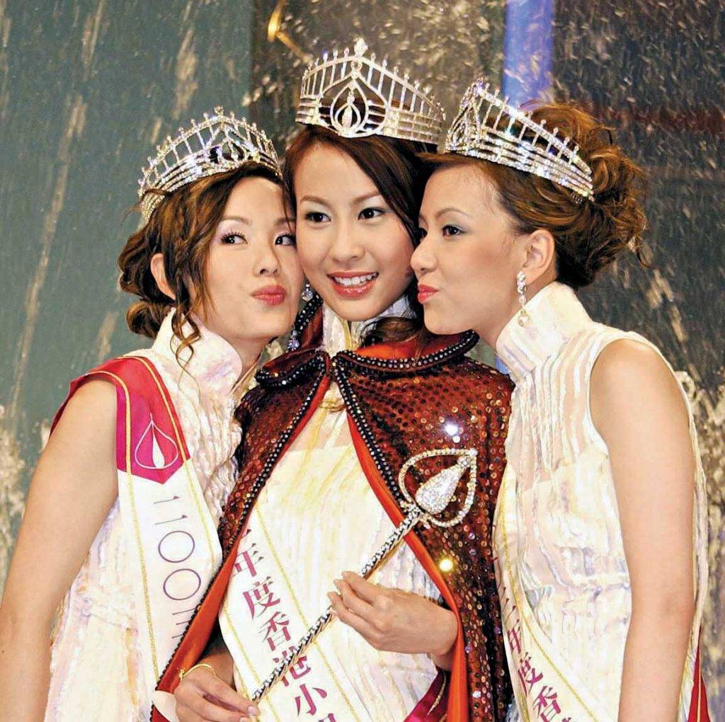 2003年當選香港小姐亞軍兼旅遊大使獎得主，當時楊洛婷亦曾被8號落選佳麗劉春慧指她特別懂得交際，「懂得用說話討人歡心」。（圖片來源：東方新地）