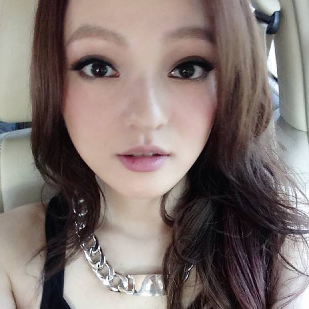 當年流行較濃的眼妝（圖片來源：angela_zhangshaohan @ IG）