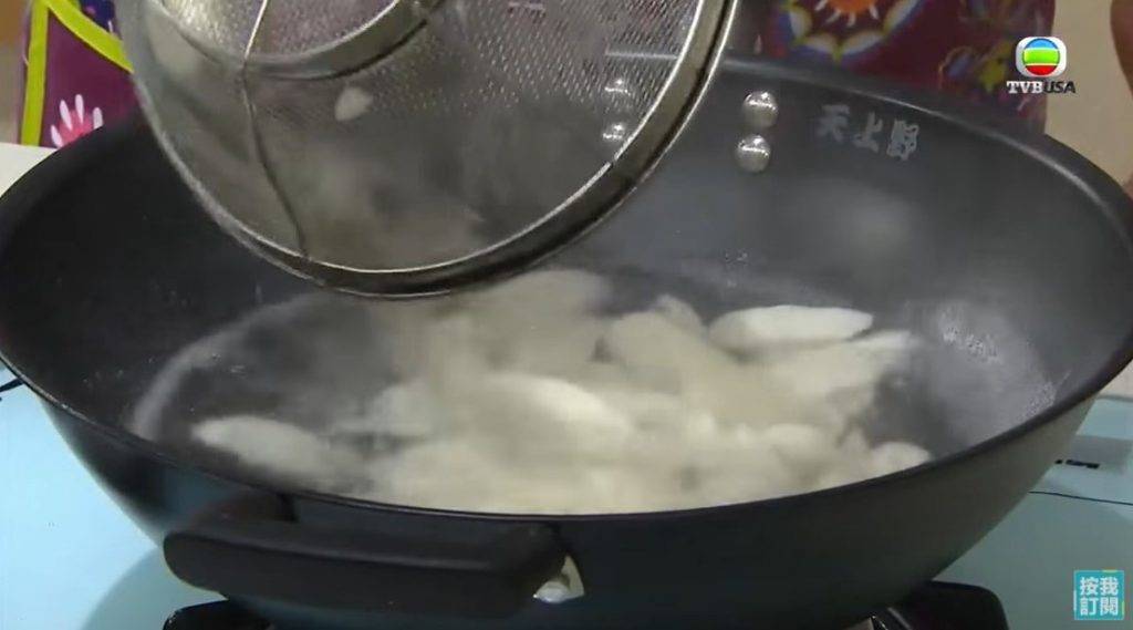 燒小半鍋水，加入1茶匙鹽，放入淮山片汆水1至2分鐘。（圖片來源：TVB《都市閒情》截圖）