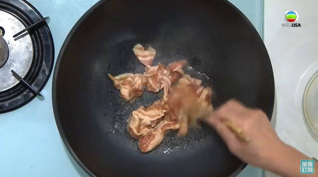 燒2湯匙油，爆炒五花腩片。（圖片來源：TVB《都市閒情》截圖）