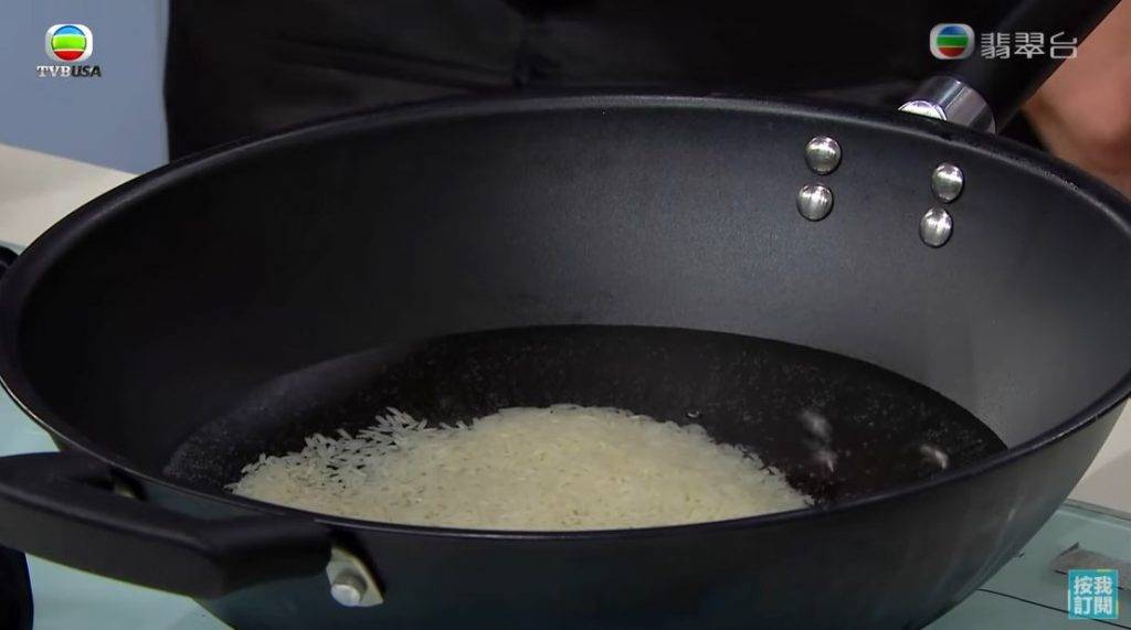 白米、紅米混合，用清水浸泡4小時至米粒吸收飽滿水分。（圖片來源：TVB《流行都市》截圖）