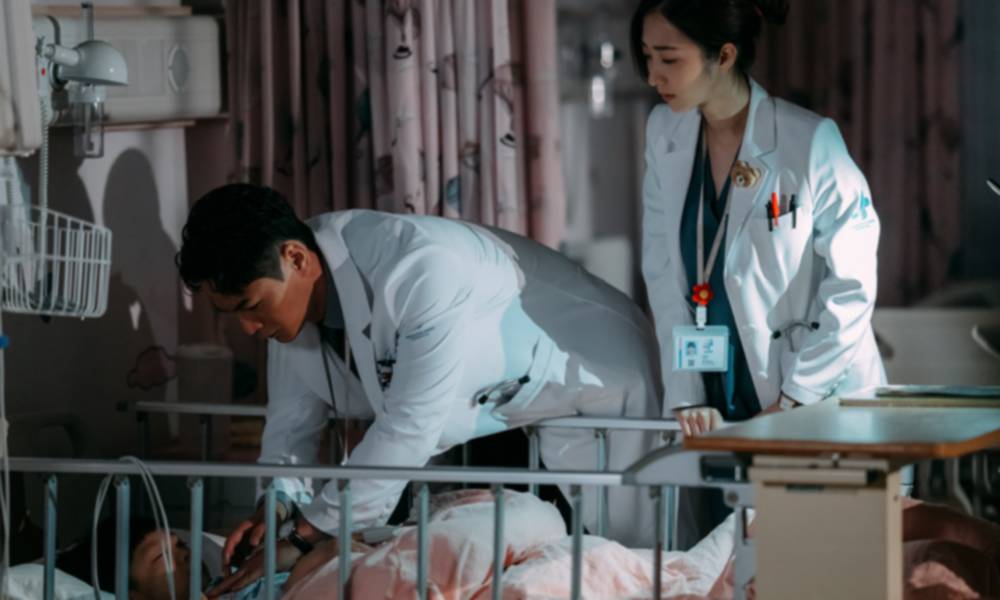 醫院全面大停電，羅子溢、何依婷摸黑觸診尋找病患（圖片來源：TVB《星空下的仁醫》劇照）