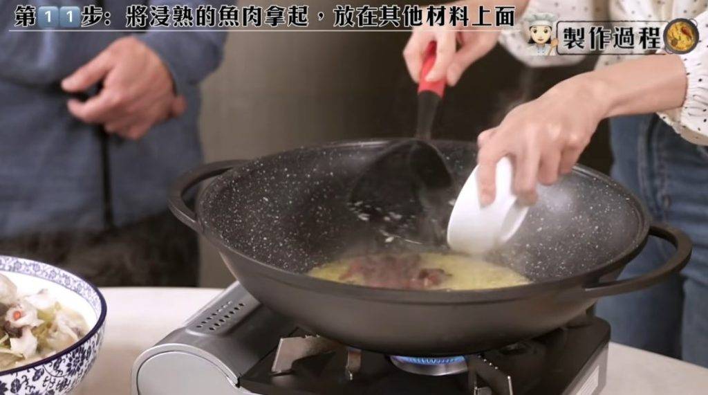 在鍋中下一湯勺油，油熱後落剩下的蒜蓉、青紅花椒、花椒油、辣椒乾爆香。（圖片來源：陳自瑤YouTube Channel）