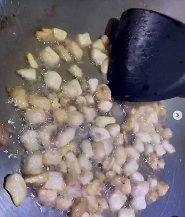 將豬油渣炒至乾身，逼出豬油，炒成豬油渣。（圖片來源：李司棋Instagram）