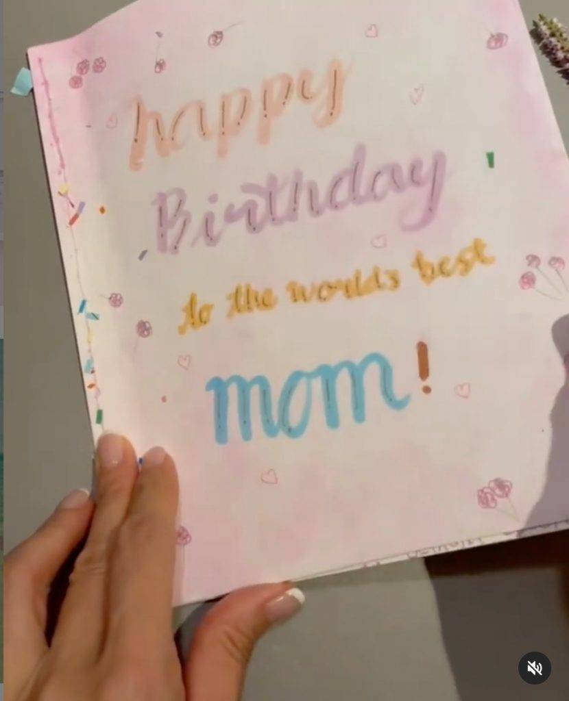 黎姿 3小豬為她送上親手畫的生日卡。