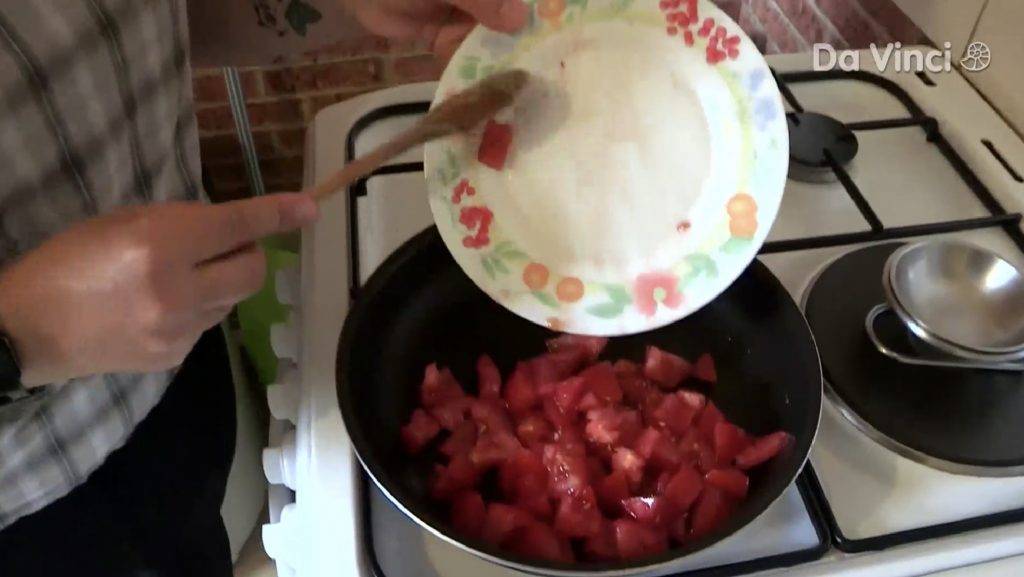 加熱能破壞番茄外層的薄膜，當胃部進行消化時，就不需要經過番茄外層的薄膜，可直接吸收當中的營養及茄紅素。(圖片來源：Now TV STEM學習組合《番茄料理的秘密》)