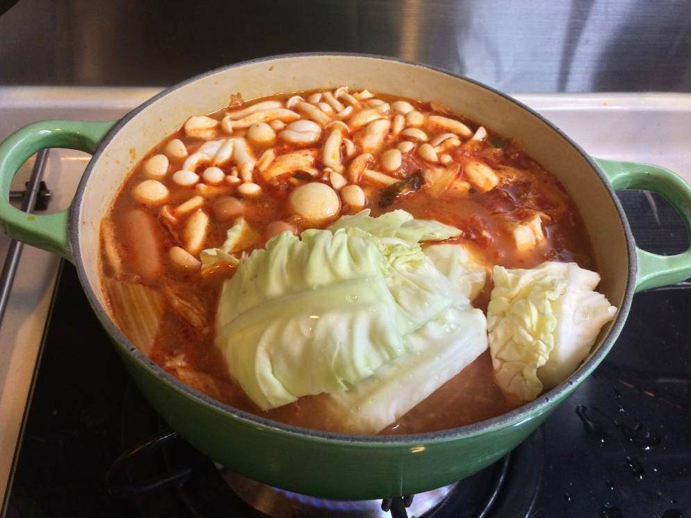 部隊鍋食譜 韓式辣湯煮滾後，放入鴻喜菇、脆皮腸、椰菜。