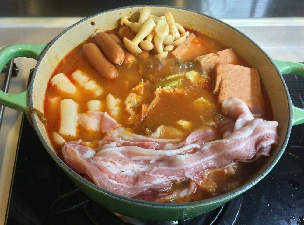 部隊鍋食譜 再放入韓式年糕和豚肉，把豚肉煮至熟透。