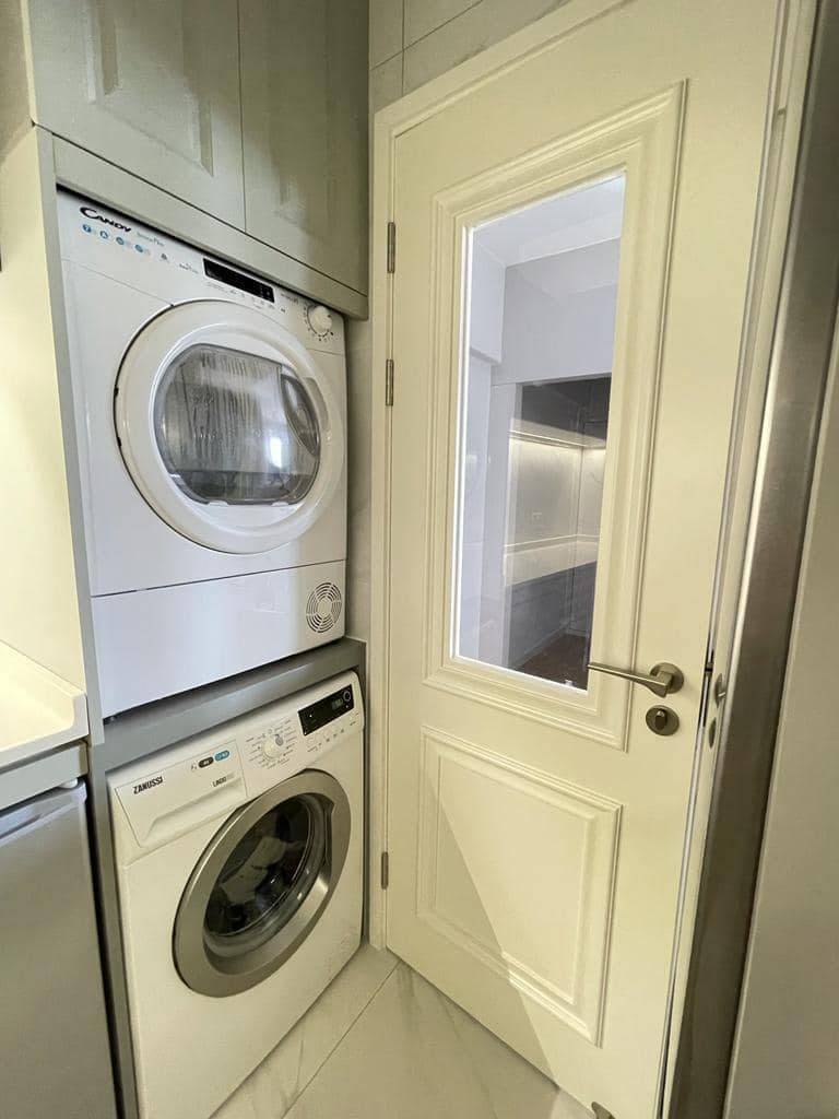 廚房門後放置洗衣機及乾衣機（圖片來源：家居裝修設計分享）