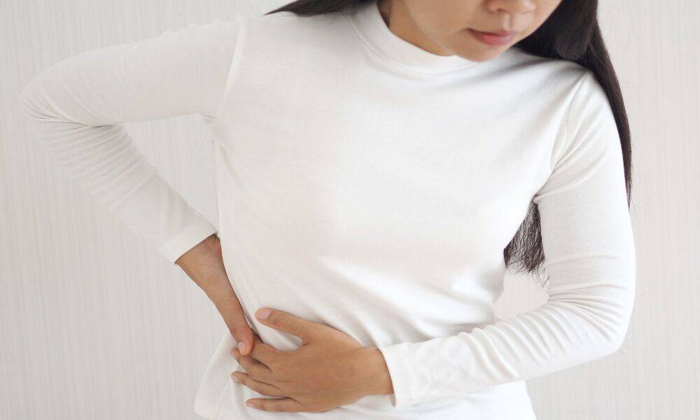 腎石症狀+成因｜腰痛是警號？初期難以察覺：5類人士注意！附治療方法
