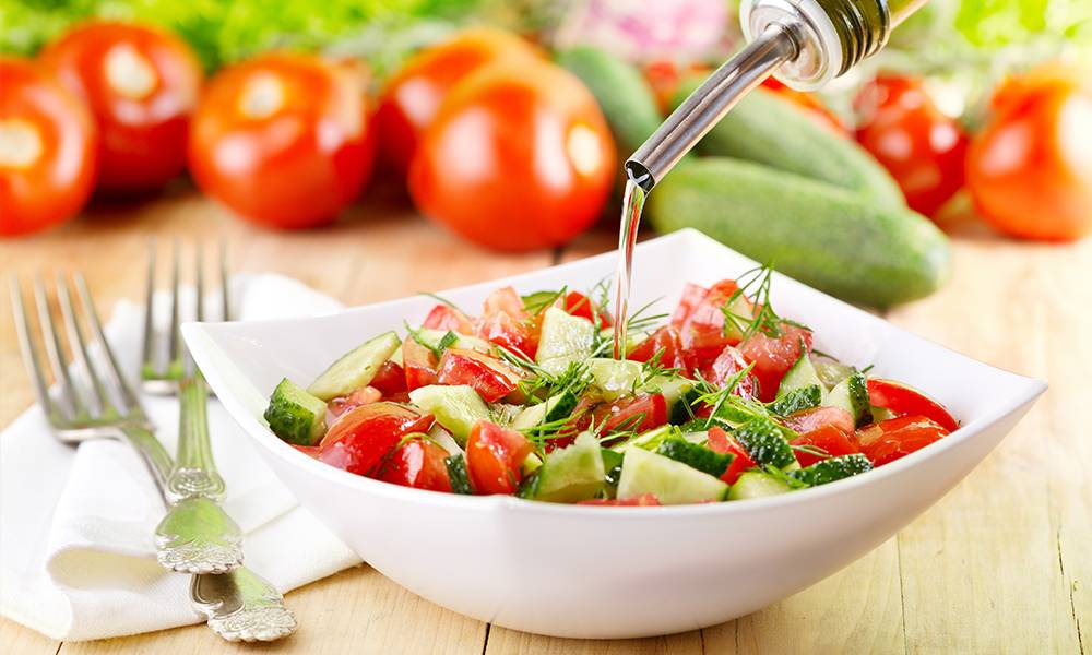 茄紅素是脂溶性營養素，不溶於水，但易溶於油類，所以生食番茄時，記得加入沙律油。(圖片來源：Shutterstock)