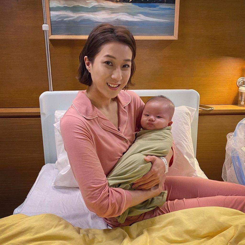 鍾嘉欣飾演的角色章以芯於第21集產下兒子，但於出生前死亡，一度憶子成狂，演技受讚賞。