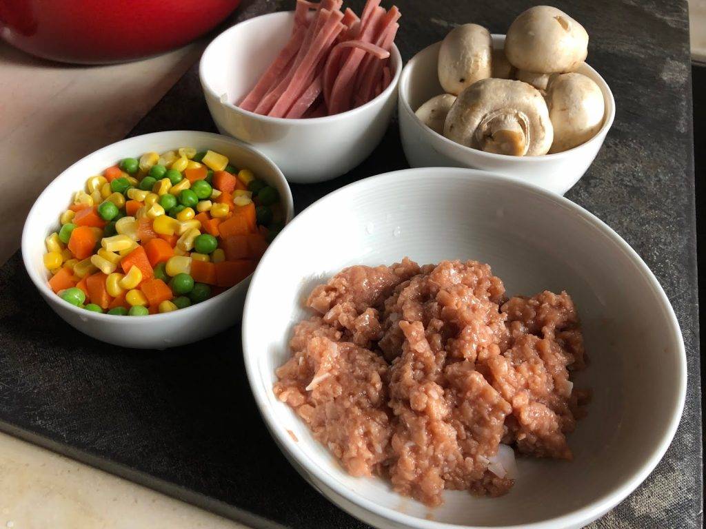 火腿切絲，預備雜豆及免治豬肉。（圖片來源：CANDICE KITCHEN 自家浪漫美食行）
