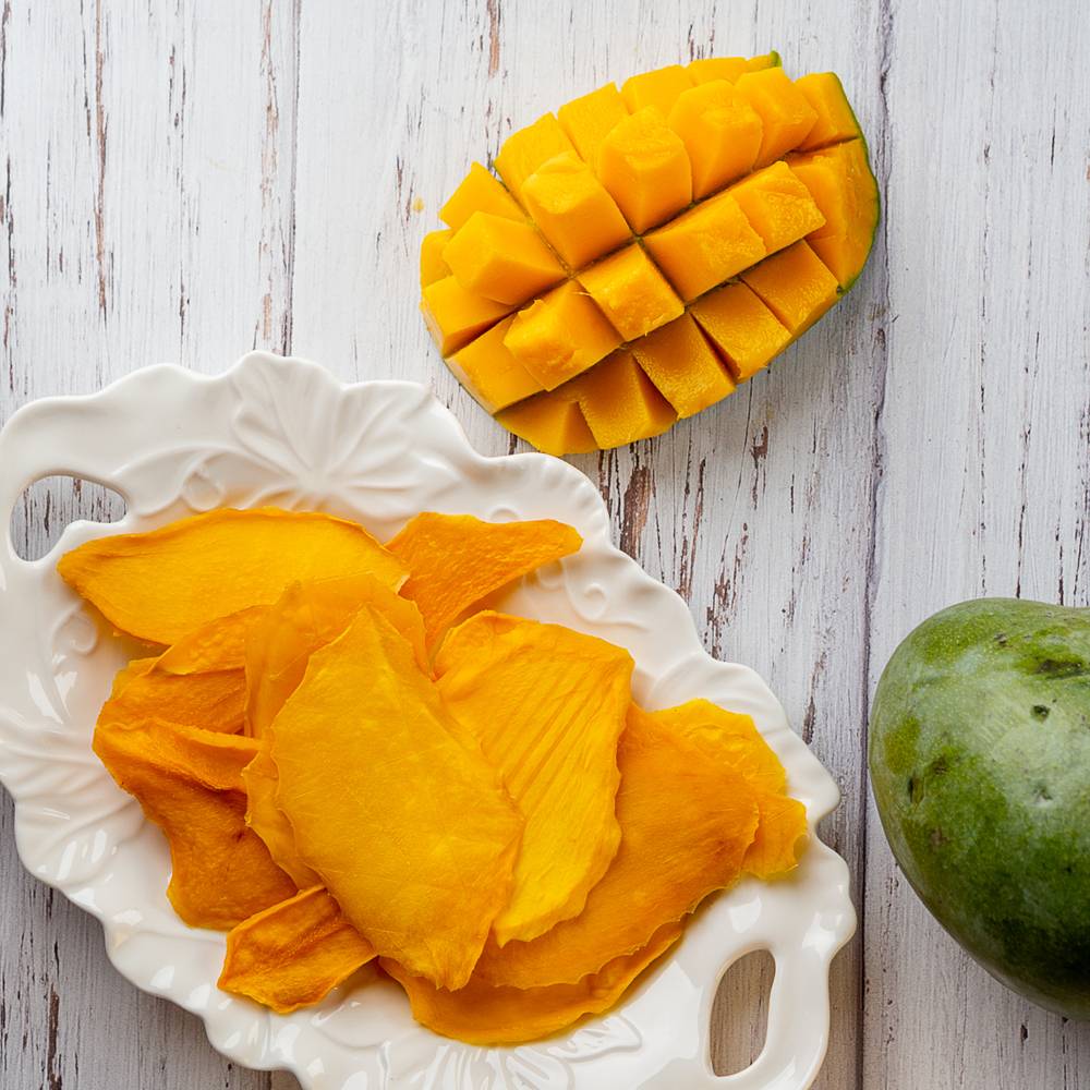 比起有色素的糖果，芒果乾相對比較健康，不過都屬於高糖食物，不可以過量吃