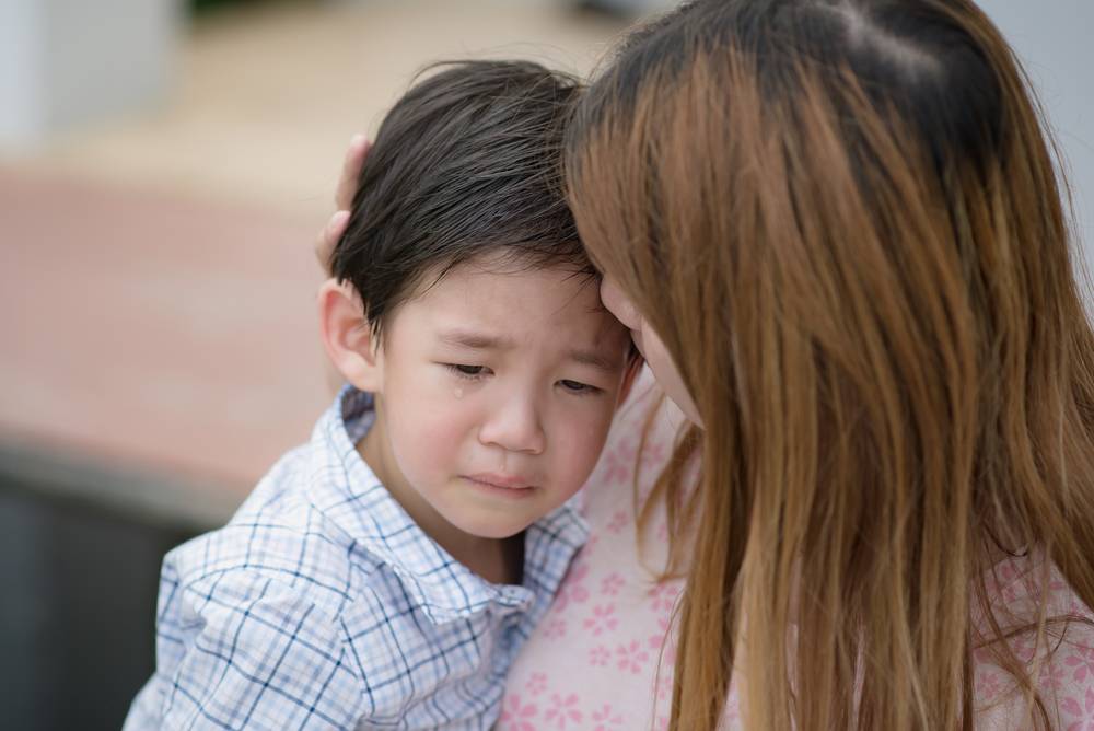 港媽立刻安慰患有自閉症的5歲姪兒，嘗試穩定他的情緒，怎料家長怒斥姪兒差點打到自己的小孩。（圖片來源：shutterstock）