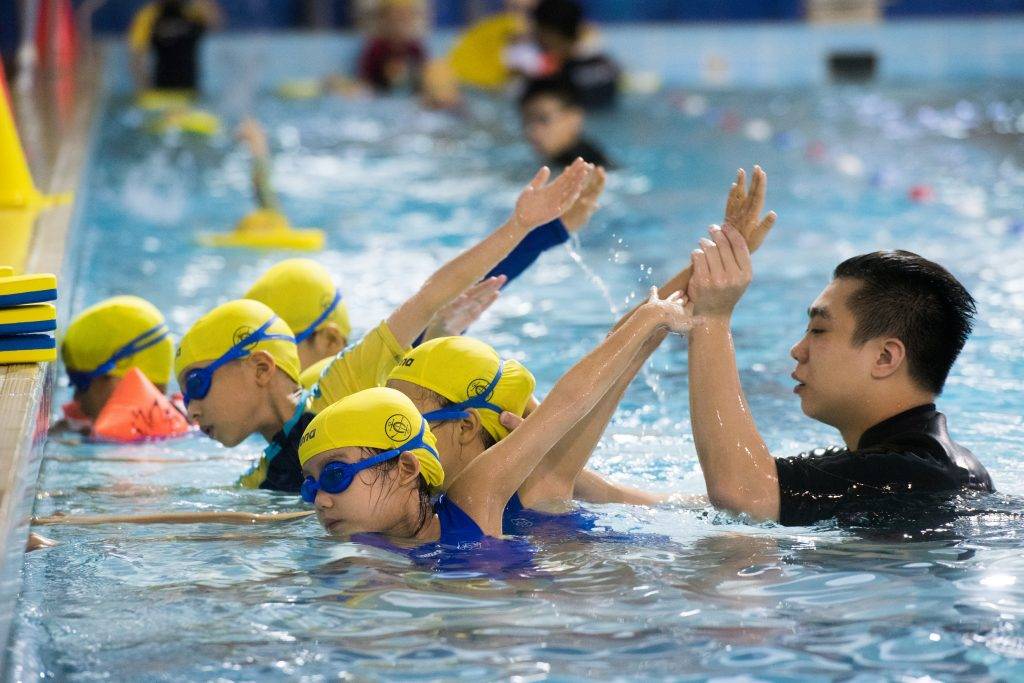 游水 游泳班的閉氣和踢水等活動有助孩子建立良好的數學基礎