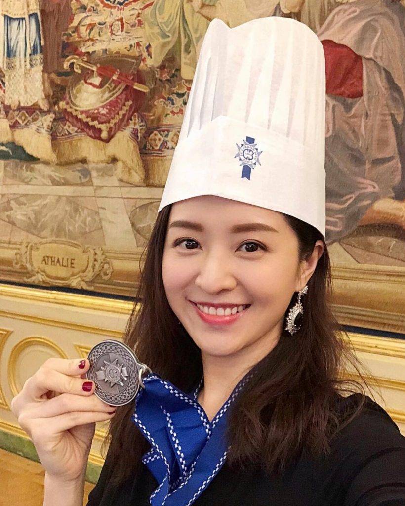 徐菁遙 她除了湊女外，還到日本「藍帶國際學院」學法國菜，多才多藝。