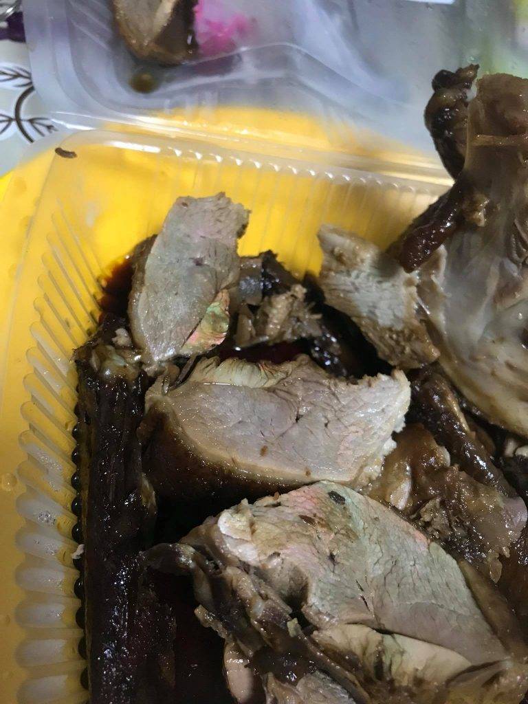 有網民分享自己買到的鴨肉有彩虹光（圖片來源：FB@Lynn Elieen Han）