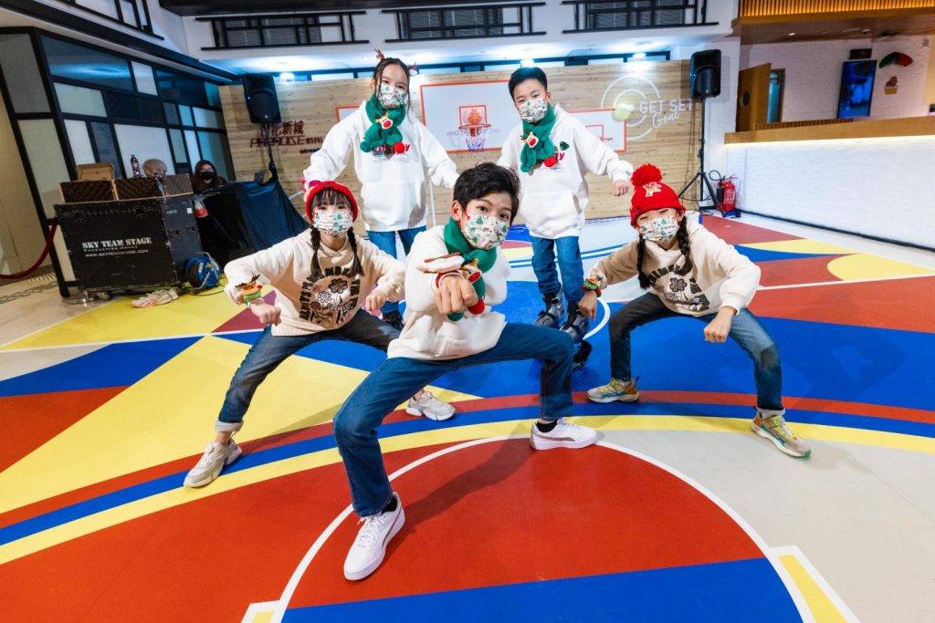 劉皓嵐 劉皓嵐和少兒街舞隊Funky Heroes一起在杏花新城勁歌熱舞