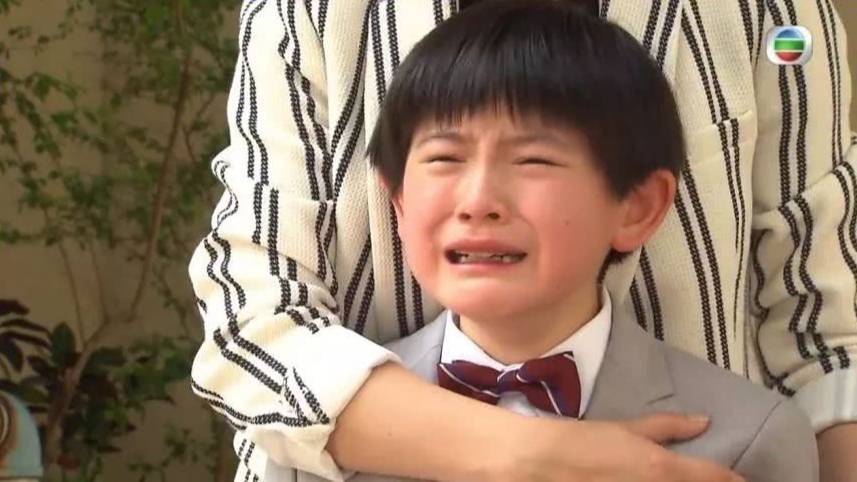 兒子無位坐呻累 港媽講話有骨（圖片來源：TVB《金宵大廈》截圖；非當事人）