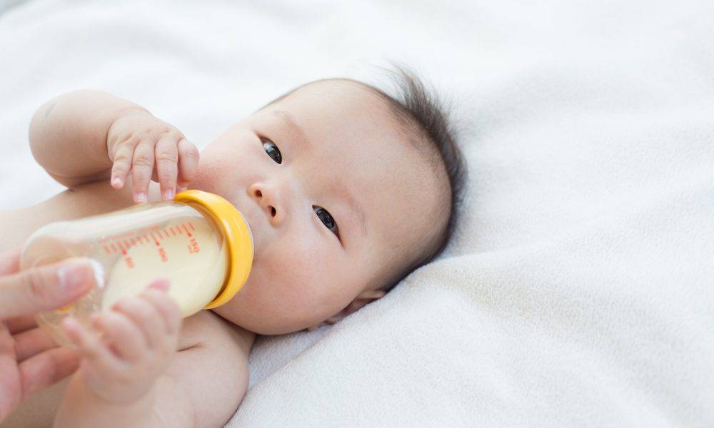 40日嬰兒嗆奶缺氧發紫 醫生：冬天衫厚增風險｜附資深陪月10個掃風餵奶技巧