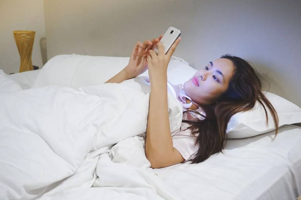 瘦身失敗 醫學界已有多項研究證實，肥胖與夜間睡眠時的人造光源及手機等電子設備的使用頻率激增有關。