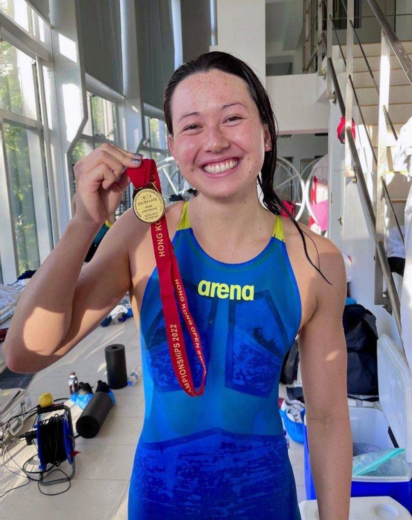 何詩蓓 何詩蓓在不同的國際賽事屢獲佳績，成香港泳壇女飛魚。