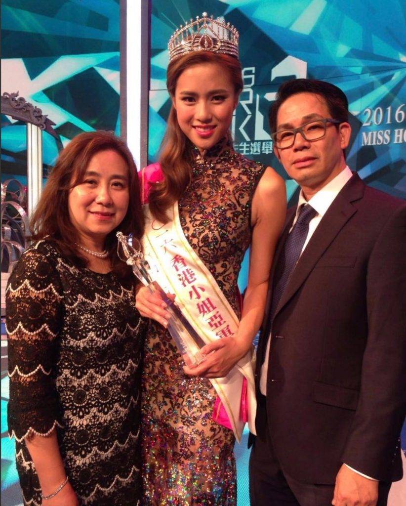 劉穎鏇 現年24歲的劉穎鏇Tiffany）5年前19歲的她在香港小姐奪亞軍同時，她獲「最上鏡小姐」和「現場最受歡迎佳麗獎」成為三料亞軍。