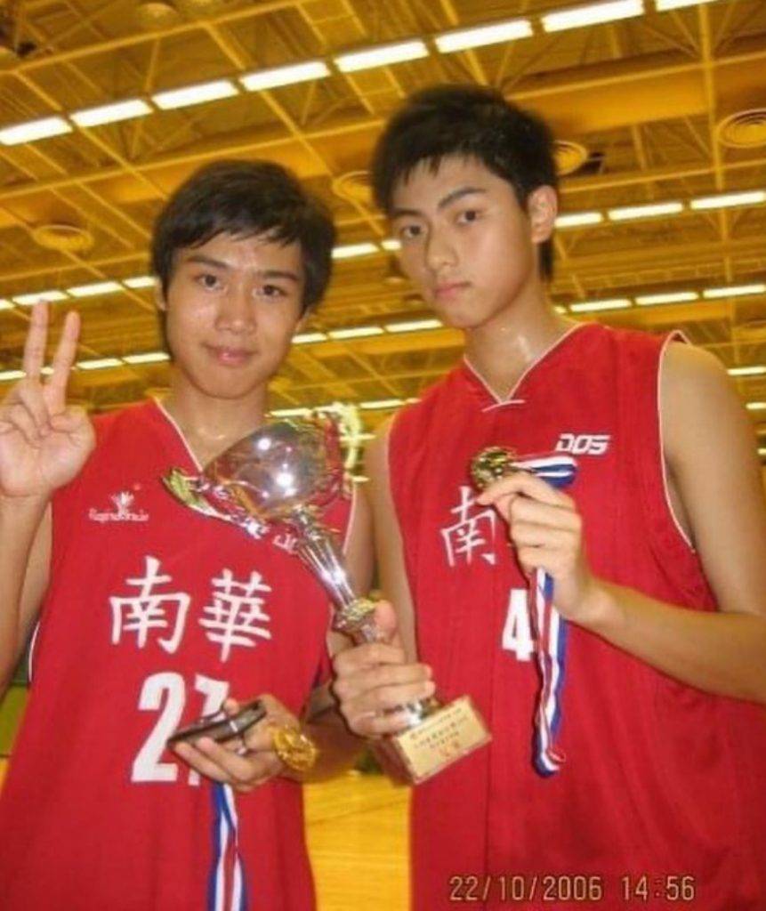 193 193憑身高、技術優勢入選南華籃球少年隊，並擔任中鋒。