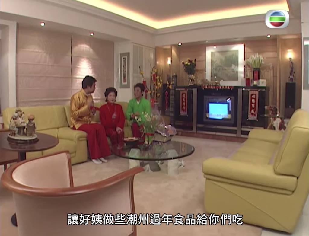 薛家燕 片中TVB主持人阮兆祥同梁思浩去到家燕姐屋企拜年，影片可見大廳非常闊落，佈置簡約溫馨。