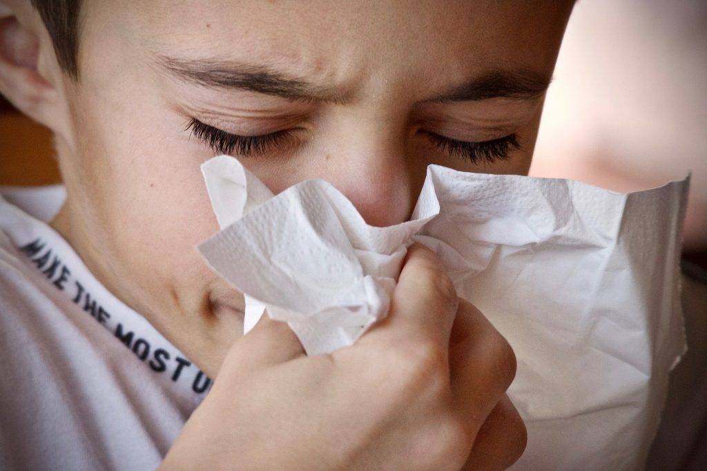 台灣中央流行疫情指揮中心指出兒童染疫後的4大症狀排序為：發燒、咳嗽、流鼻水及鼻塞、喉嚨症狀。