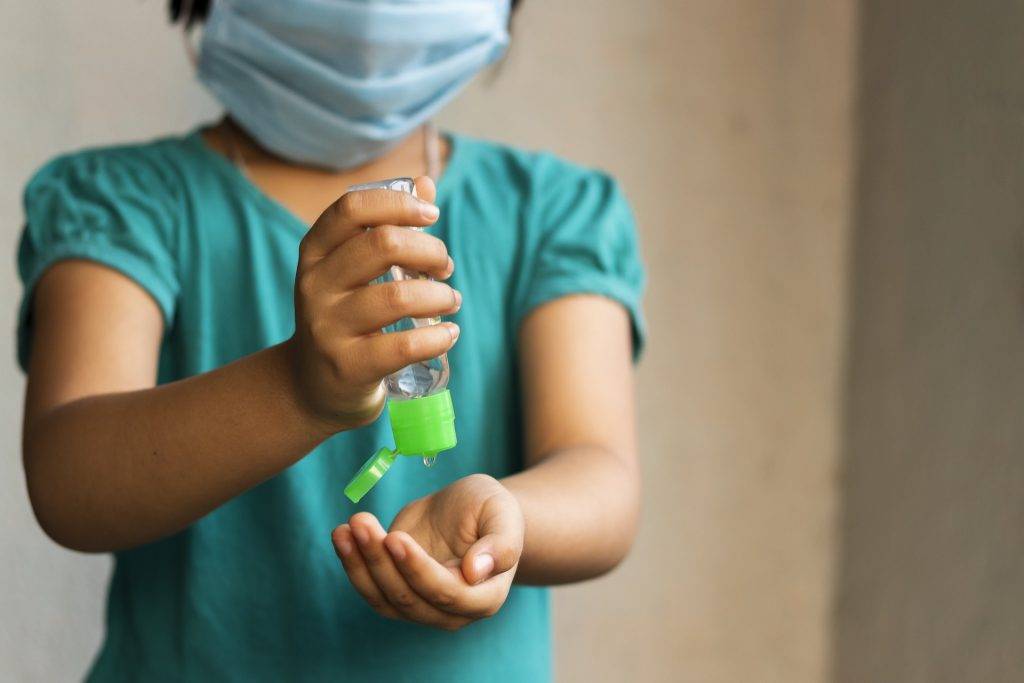 兒童染疫 因難以限制兒童保持社交距離，加上兒童沒有接種疫苗，家長必需要經常提醒小孩注意個人衞生及防疫。