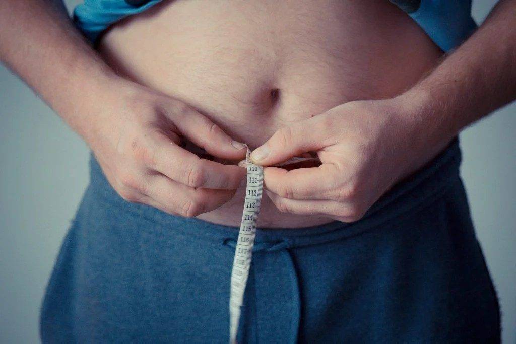 肝癌 雖然世衞標準是男性腰圍超過90厘米35.5吋）、女性腰圍超過80厘米31.5吋），才屬於中央肥胖。但香港中文大學的研究卻發現，如果男性與女性的腰圍分別超過33吋和29吋，出現非酒精性脂肪肝的風險已經高出5倍。與其向肥胖挑戰，不如為自己健康著緊啲。