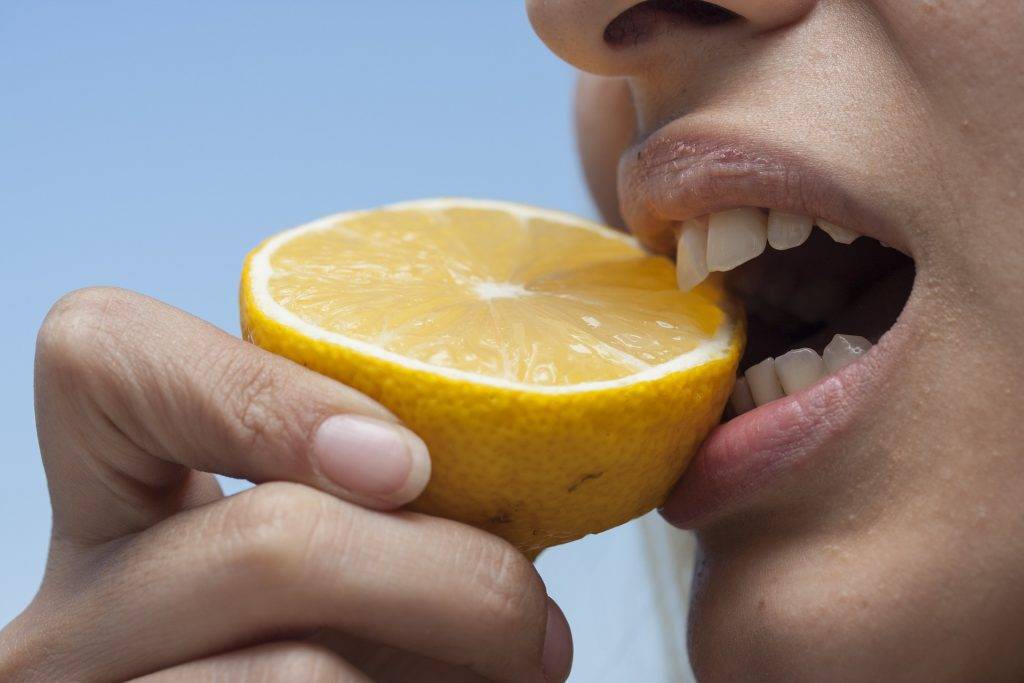 口水過多症 酸性或辣味食物容易令唾腺受到刺激而分泌較多唾液，以幫助推動消化功能。