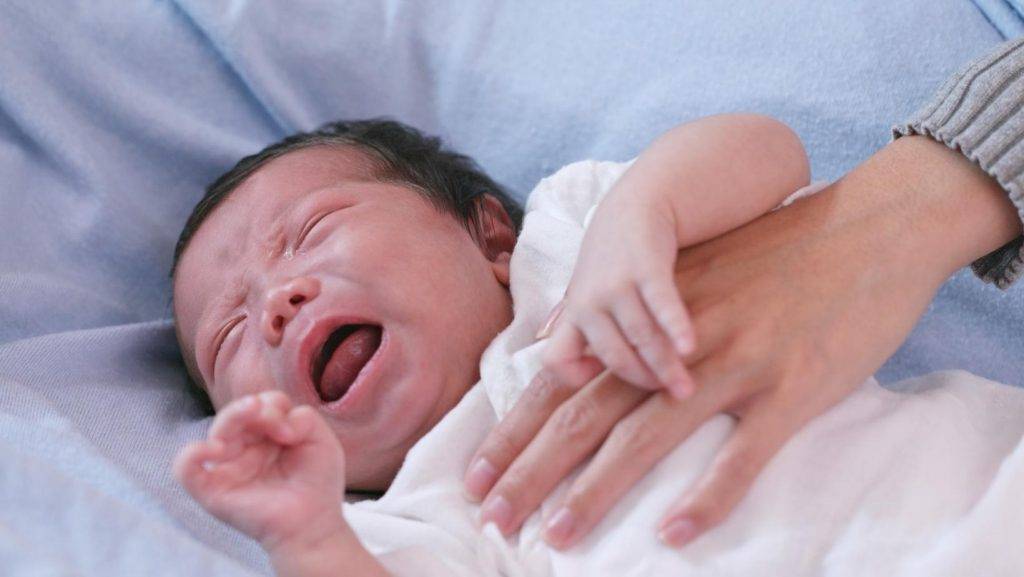 小兒夜咳 小寶寶在晚上躺下睡覺沒多久就開始咳嗽，有可能是因為鼻涕倒流或是胃食道逆流胃酸倒流）。