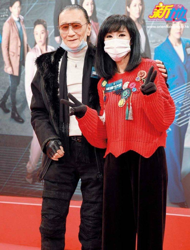 謝賢 去年為無綫宣傳劇集《法證先鋒IV》時，四哥都係戴住副黑超。
