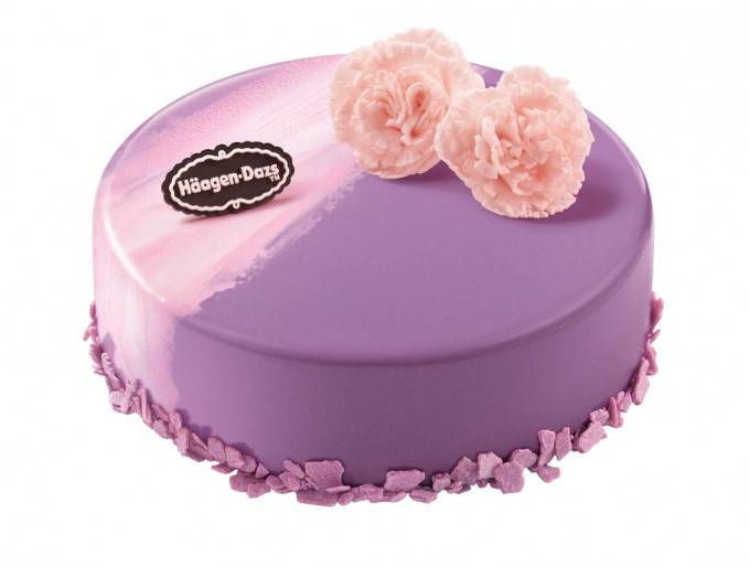 母親節蛋糕 「馨心相印」迷你$429，標準$539，大$639 。以紫色雲石鏡面蛋糕配上士多啤梨味雪糕，更以康乃馨裝飾。