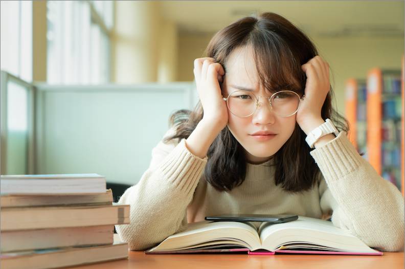 DSE 當中90%受訪考DSE生感身心疲累，近九成87%考生難以集中精神。