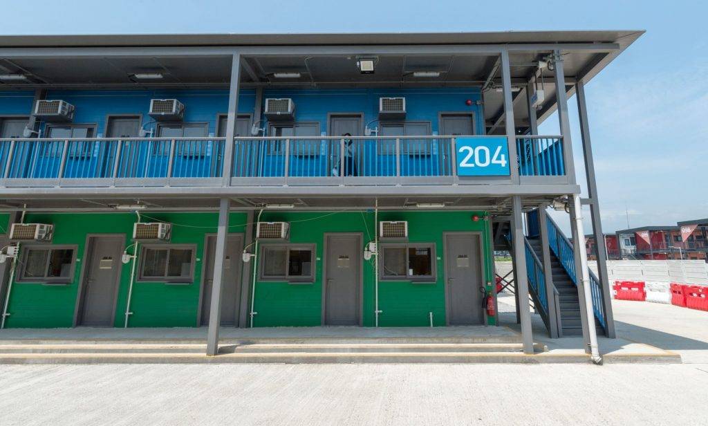 DSE 2022 考評局於竹篙灣社區隔離設施預備了多個獨立房間為考室。上層為考生於隔離期間入住的房間，下層則為考室。