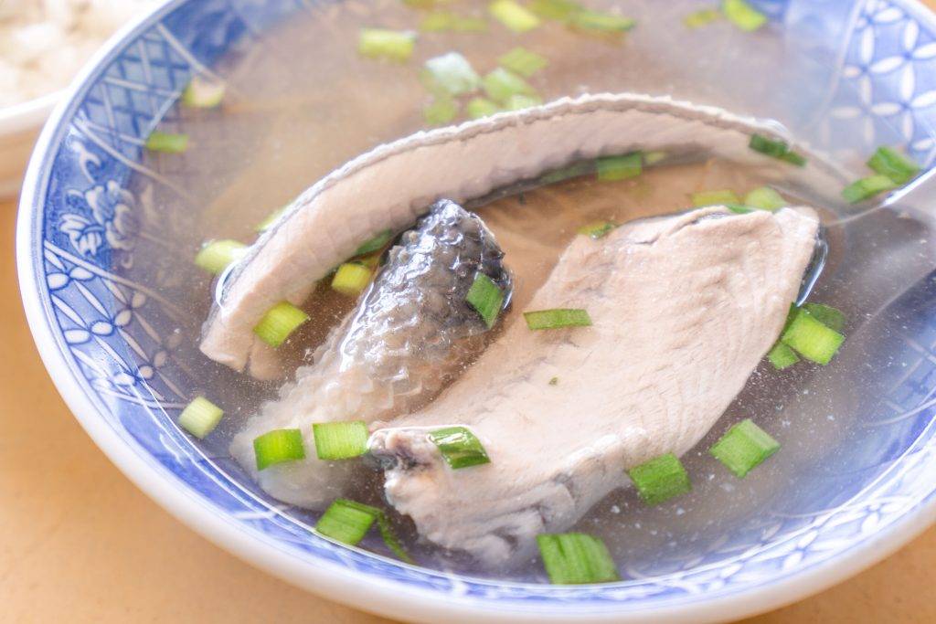 產後滴雞精 坐月子食譜：薑絲鱸魚湯。